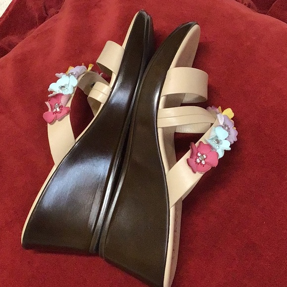 DARLING WEDGE SANDLES W FLOWERS & Bling 7 1/2 - Picture 6 of 7